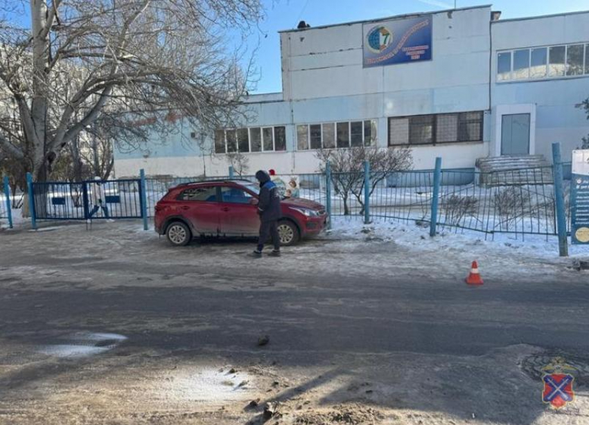 В Волгограде школьник поскользнулся и угодил под колеса иномарки