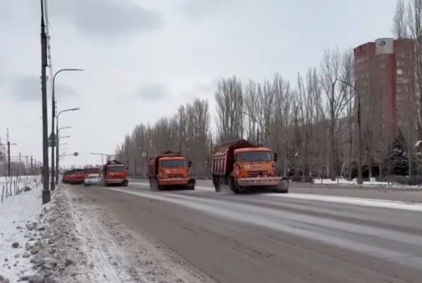 Коммунальные службы Волжского круглосуточно борются со снегом и гололедом