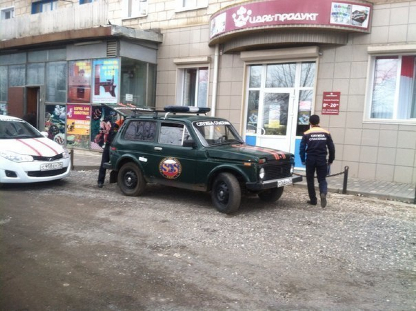 Во Фролово разъяренный пес взял в заложники покупателей магазина