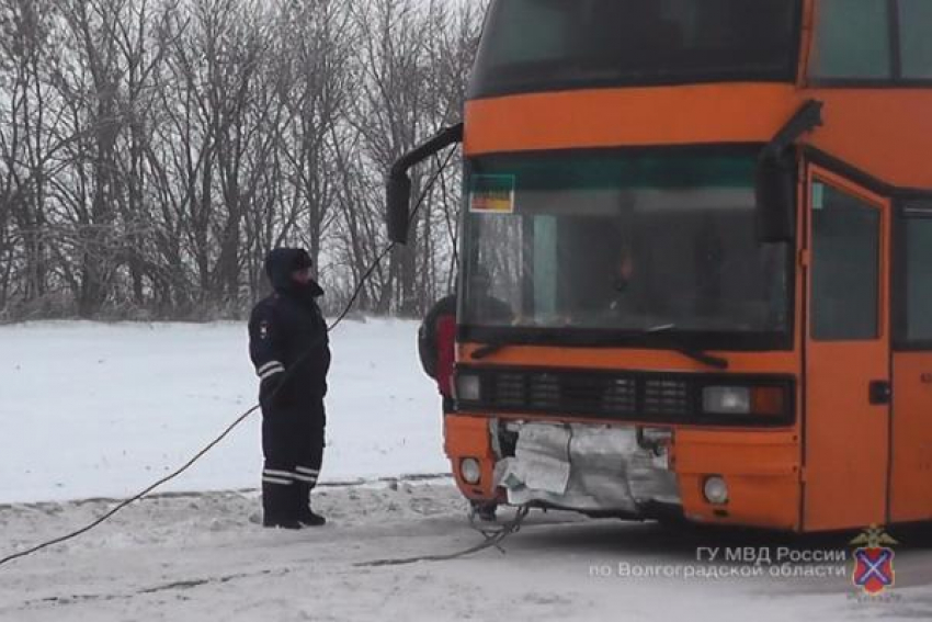 ДПСники помогли пассажирам сломавшегося на волгоградской трассе автобуса добраться до Дагестана