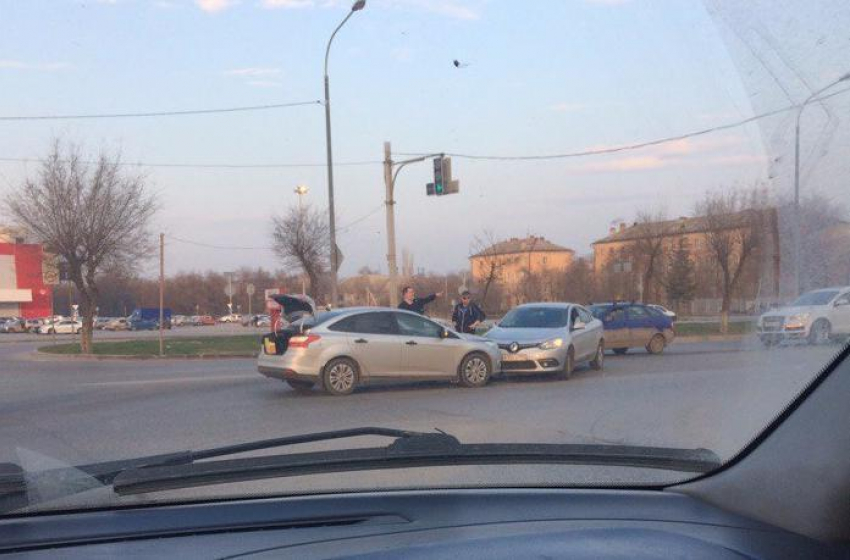 Лобовое столкновение «Форда» и «Рено» произошло на въезде в Волжский
