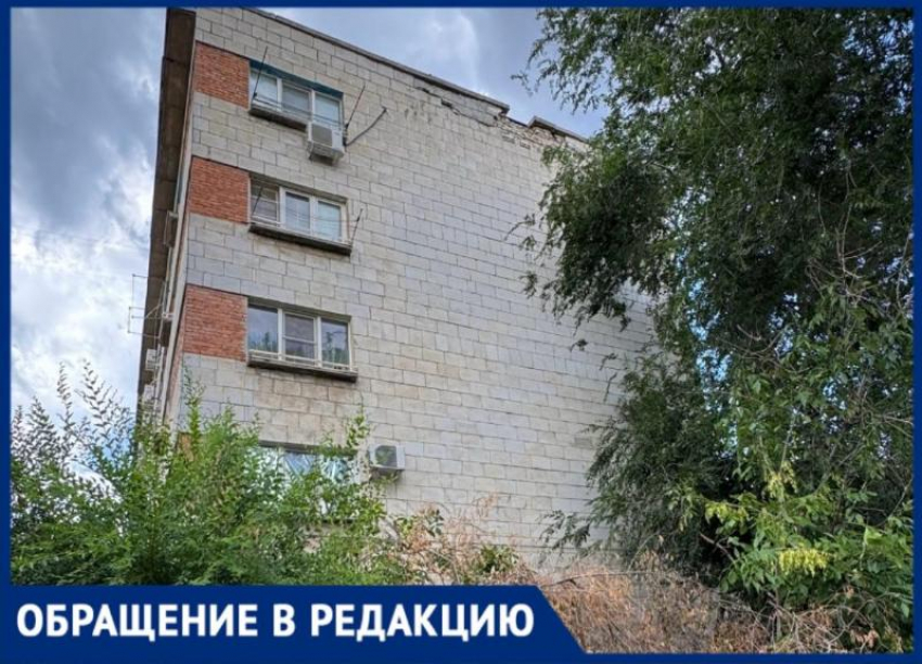 Кирпичи с общежития падают на головы в Волжском