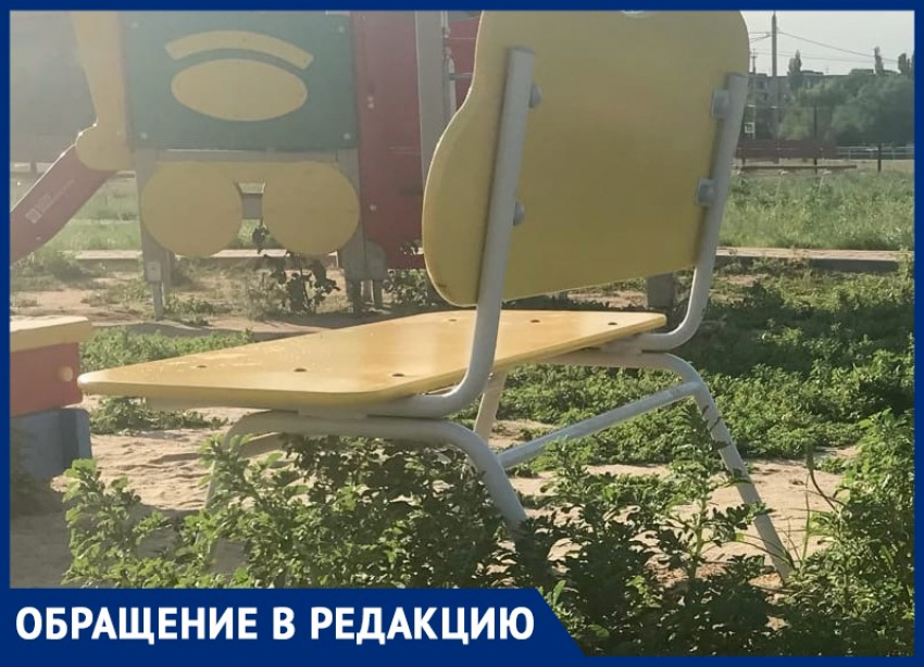 Детские площадки поросли травой по колено в Волжском: жители возмущены
