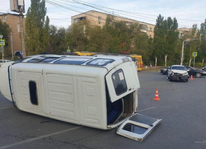 Переворот маршрутки в Волжском попал на видео