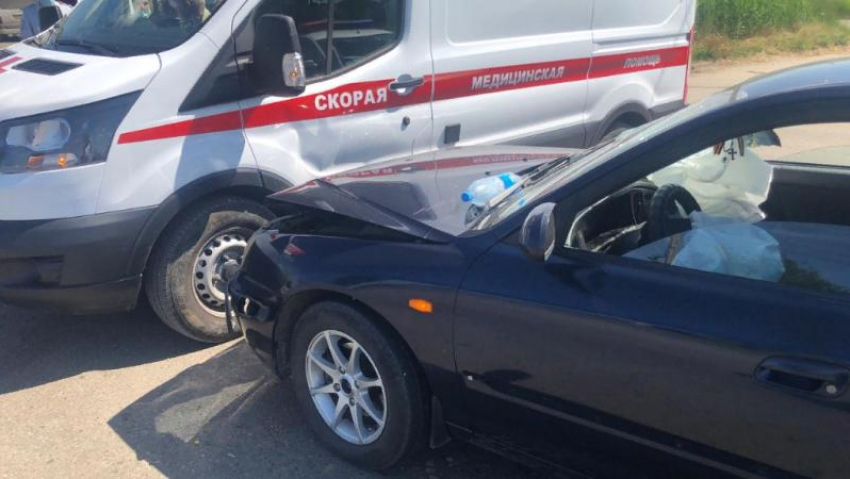 Мужчина пострадал при столкновении скорой помощи и иномарки в Волгограде