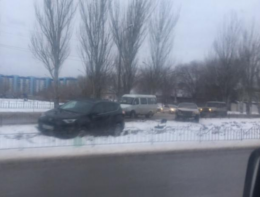 Участники ДТП снесли забор в Волжском