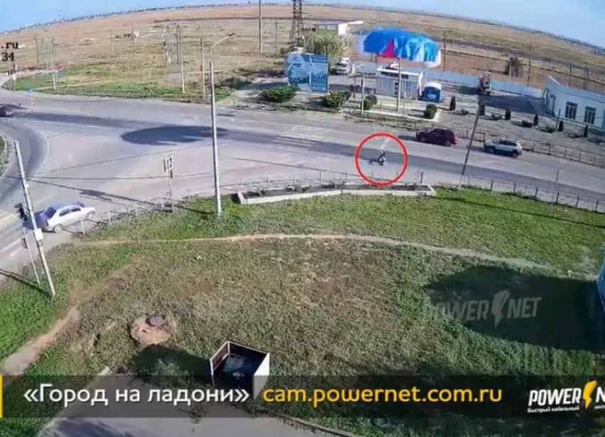 Юный парашютист приземлился прямо перед машинами под Волжским: видео