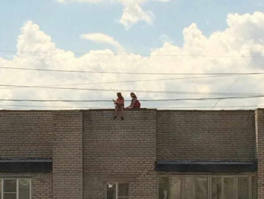 Игры со смертью устроили подростки на крыше в Волжском
