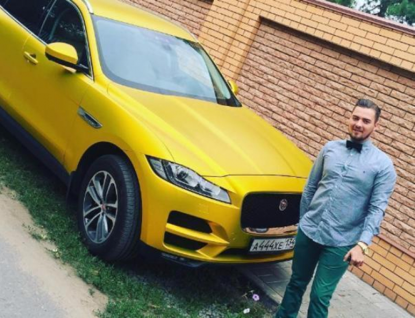 22-летний волжанин перекрасил свой Jaguar в золотой цвет, чтобы выделяться на дороге