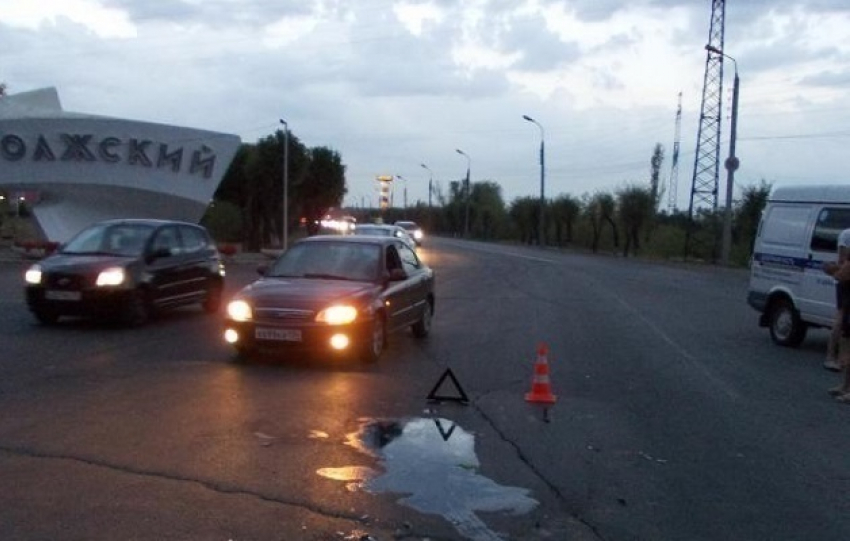 В ДТП на выезде из Волжского пострадала 23-летняя девушка