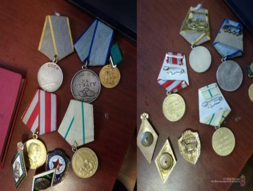 Коллекционер из Волжского незаконно купил четыре ценные награды