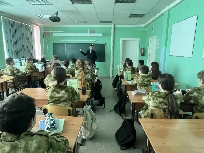 Школьникам Волжского напомнили о фликерах, правилах для СИМ и ответственности за нарушения