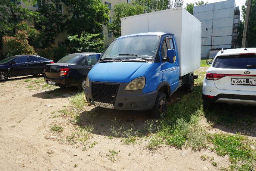 В Волжском увеличили штрафы за парковку на зеленой зоне
