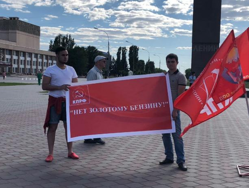 Пассивные «активисты» собрались на площади Волжского поговорить о бензине