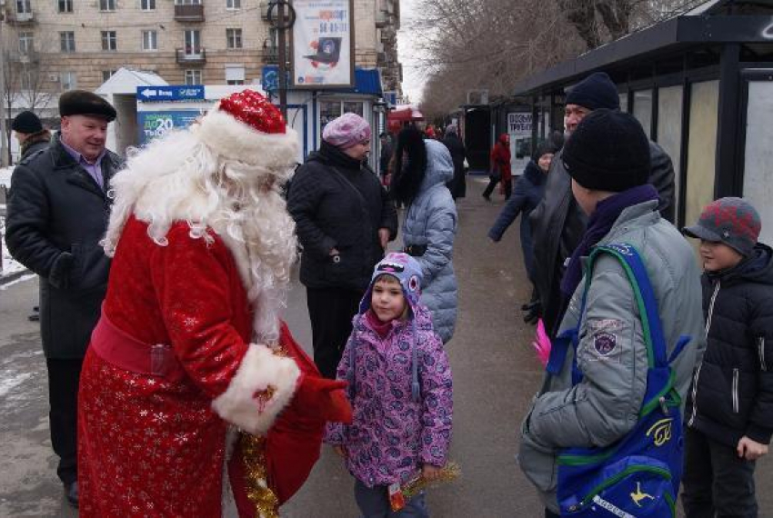Волгоградцев с наступающими праздниками поздравил советский Дед Мороз