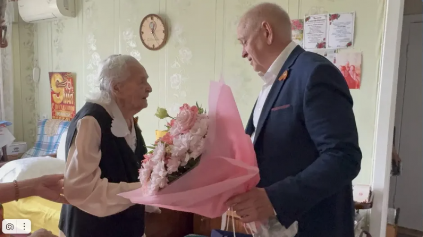 Глава Волжского поздравил с Днём Победы 103-летнюю единственную участницу Сталинградской битвы 