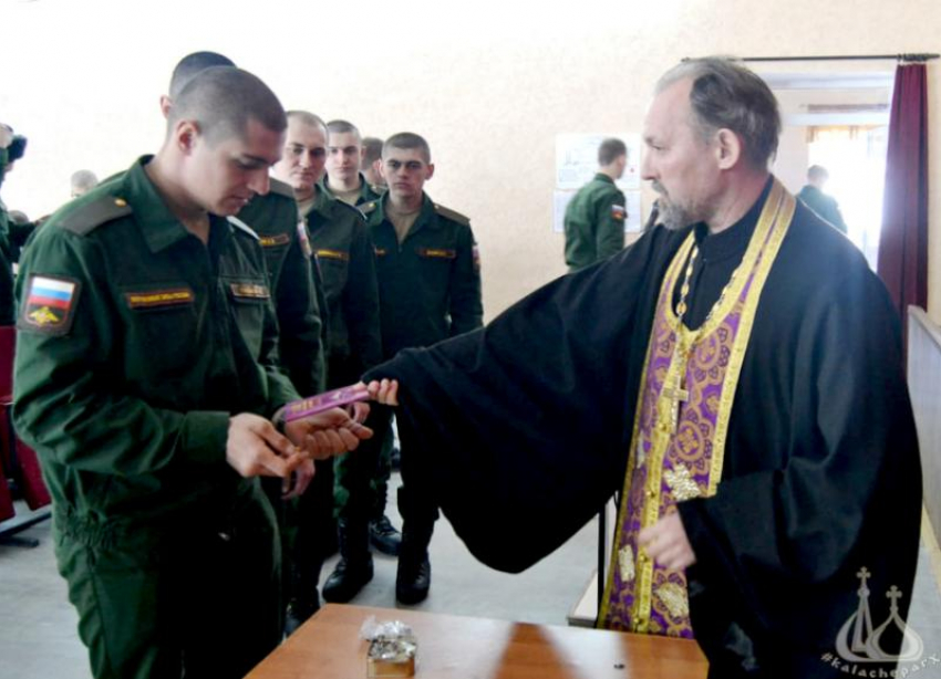 В Волжском состоялся выпуск воинов-срочников: солдат благословил священнослужитель