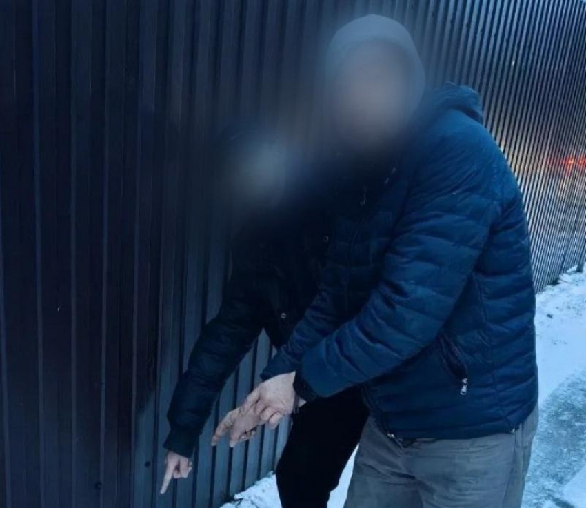 В Волжском задержаны двое взрослых ранее судимых мужчин с крупной партией наркотика