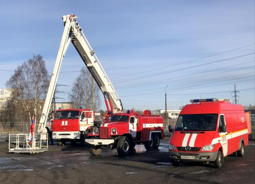 В Среднеахтубинском районе вспыхнул деревянный дом