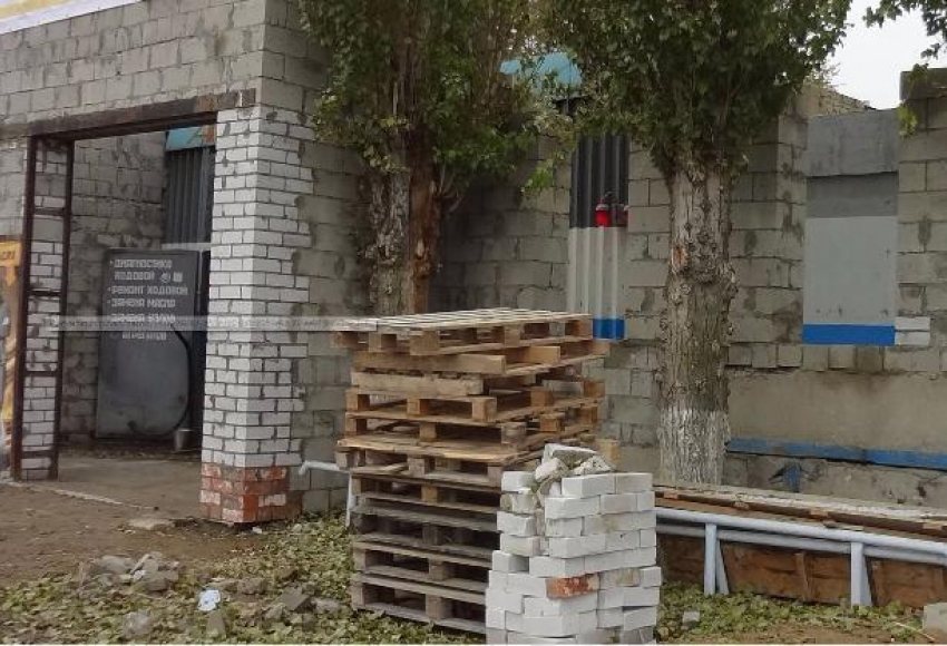 Бизнесмен из Волжского строит автосервис вокруг многолетних тополей