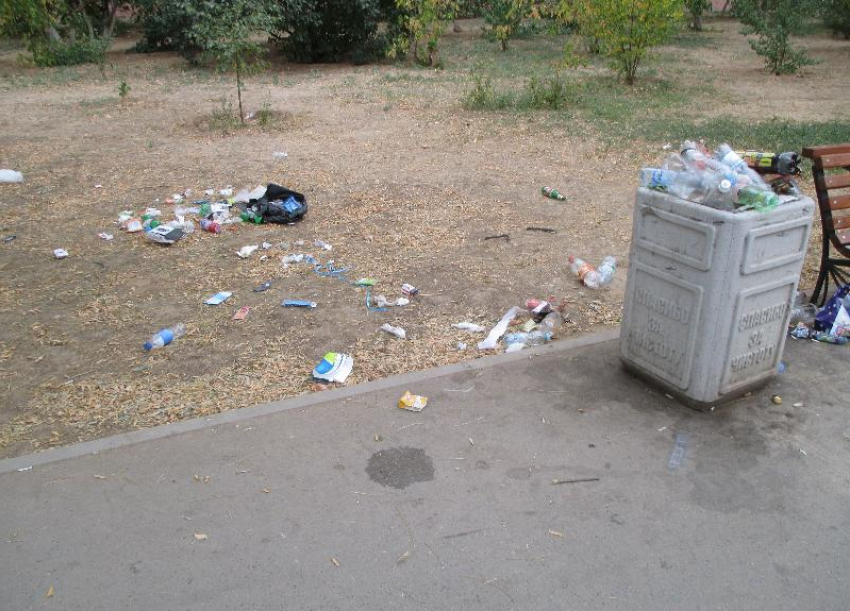 Волжане жалуются на мусор и трещины в асфальте после ремонта