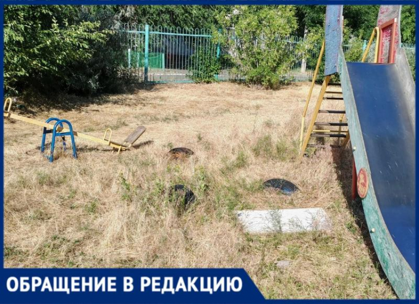 «Детям здесь играть невозможно»: жители Карбышева показали состояние площадки
