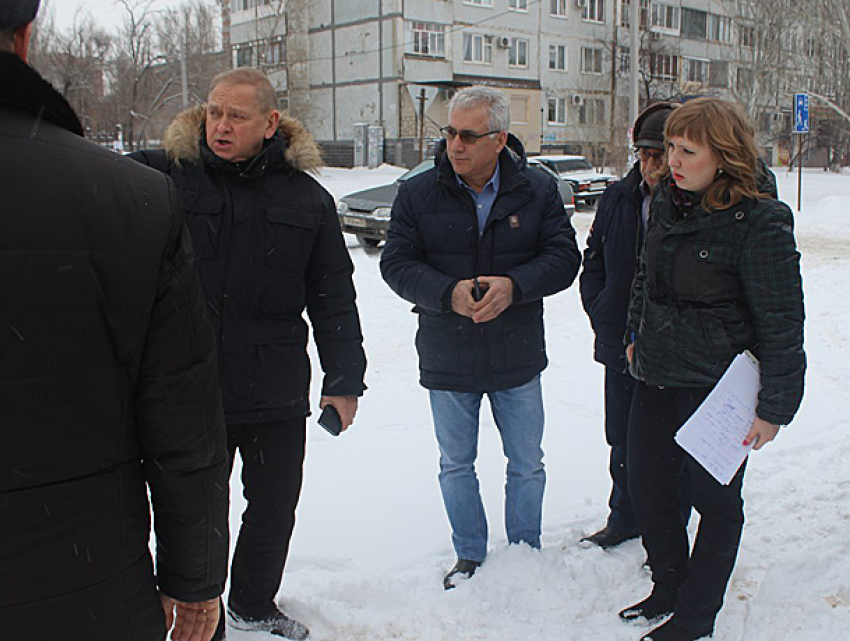 Мэр Волжского вывез подчиненных посмотреть на снежные завалы на тротуарах и остановках