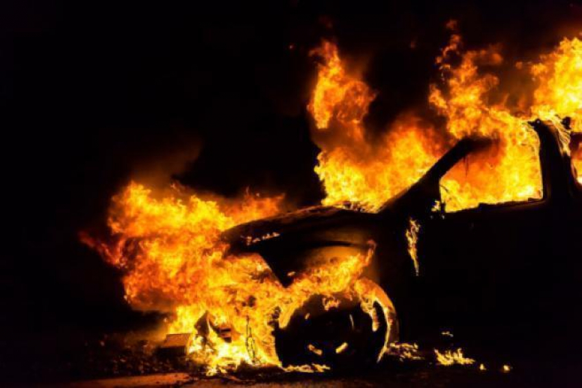 В Волжском «как по щелчку» загорелся автомобиль KIA