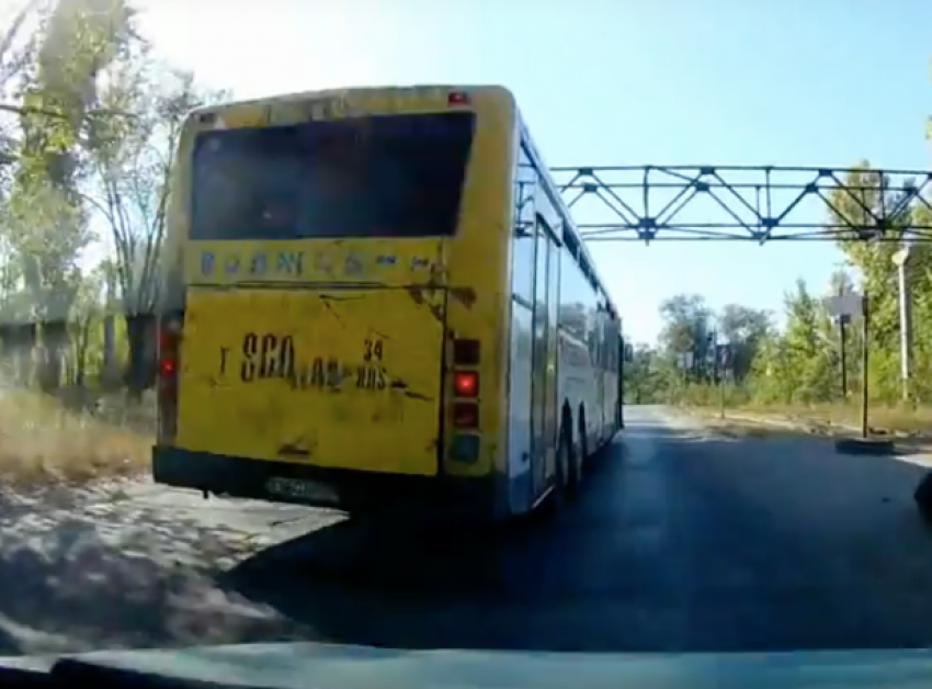 Неравный «бой» устроил водитель автобуса с легковушкой в Волжском