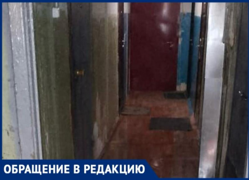 Вода стекает по фасаду МКД в Волжском: причина в сорванном кране