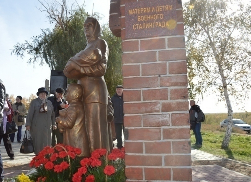 Волжане плакали на открытии памятника «Детям и матерям военного Сталинграда"