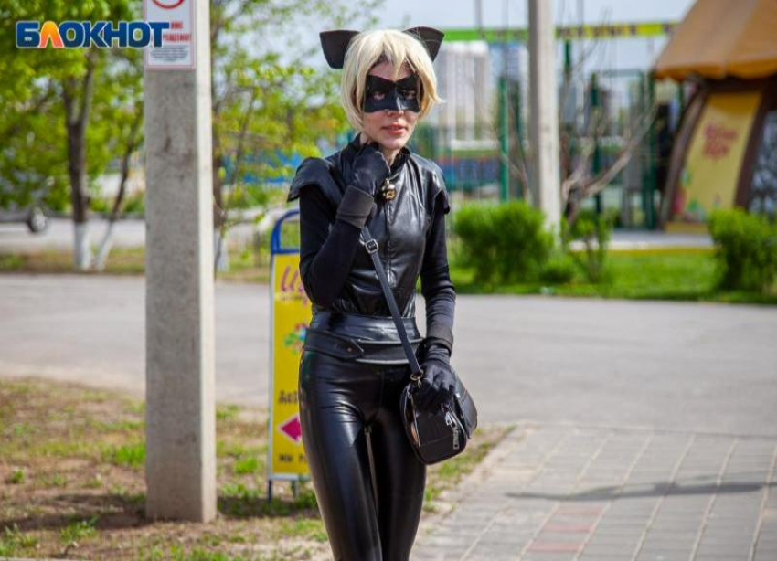 Женщина-кошка вышла на улицы 1 мая, чтобы соблазнить местных своим хвостом