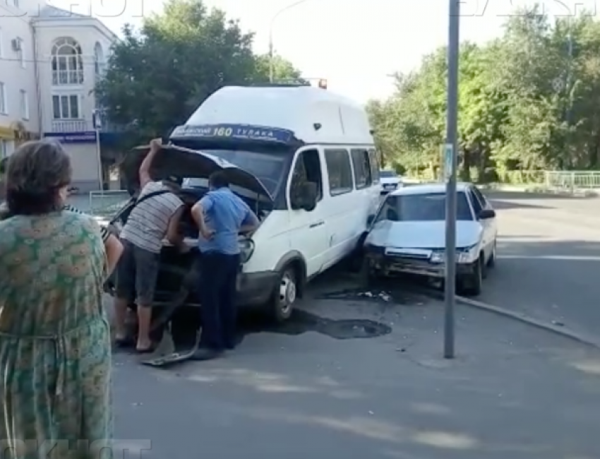 Появилось видео ДТП с участием маршрутки в Волжском