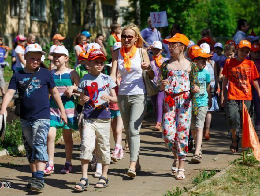 Школьников Волжского заняли на каникулах в пришкольных лагерях
