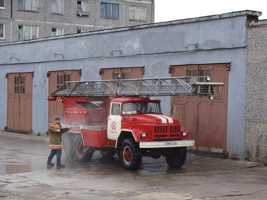 В Среднеахтубинском районе 2,5 часа тушили ночной пожар в доме