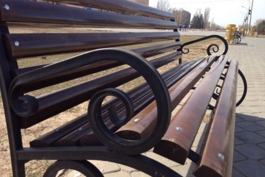 Главную площадь Волжского украсили ажурные скамейки