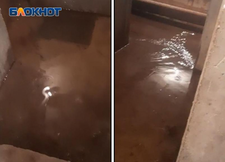 Водопад разлился в подвале на улице Мира в Волжском: прорыв трубы попал на видео