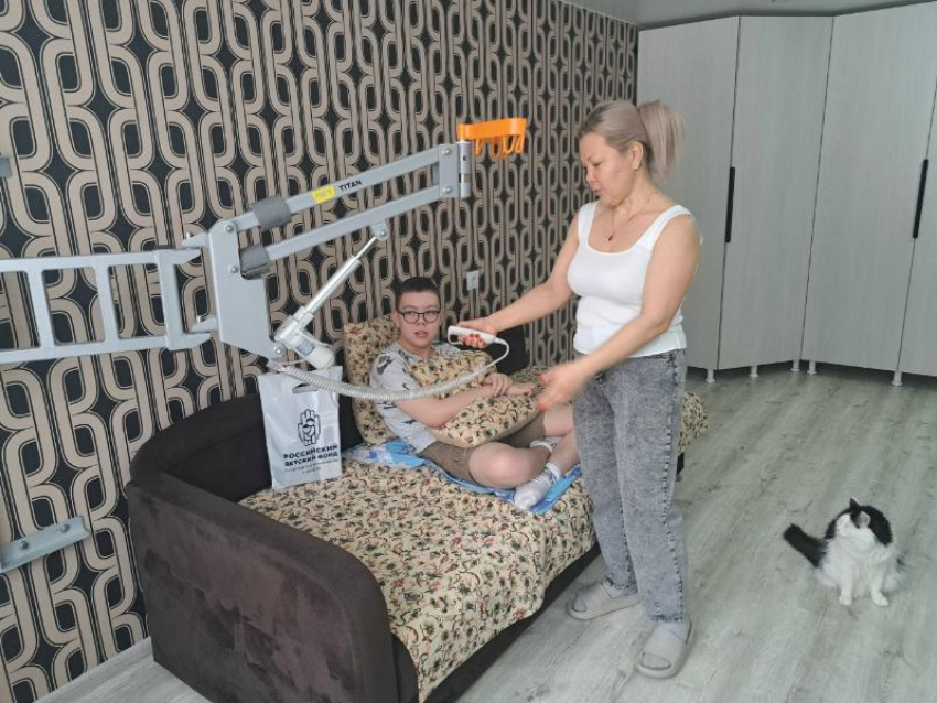 Детский фонд помог семье из Волжского приобрести жизненно важное оборудование для 16-летнего подростка с ДЦП