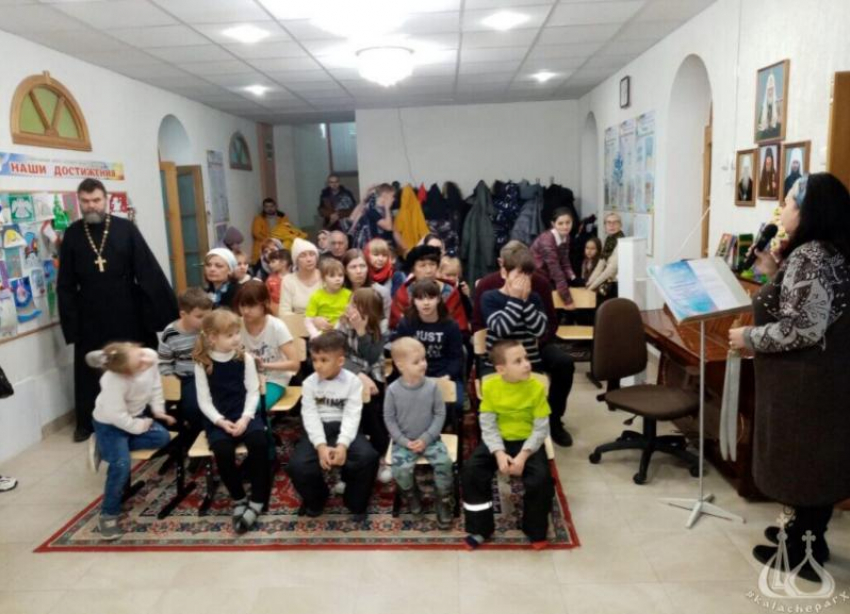 В Волжском наградили победителей конкурса «Рождественская открытка – 2022»
