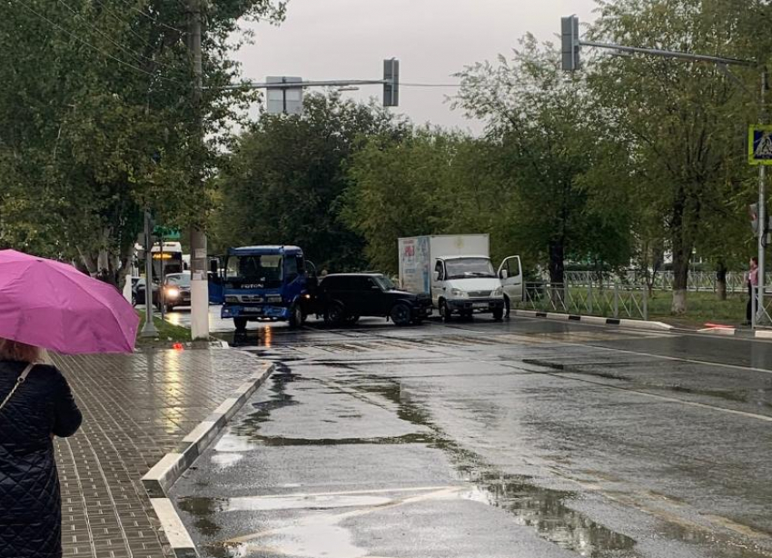 Утреннее ДТП в Волжском сковало проезд в новую часть города