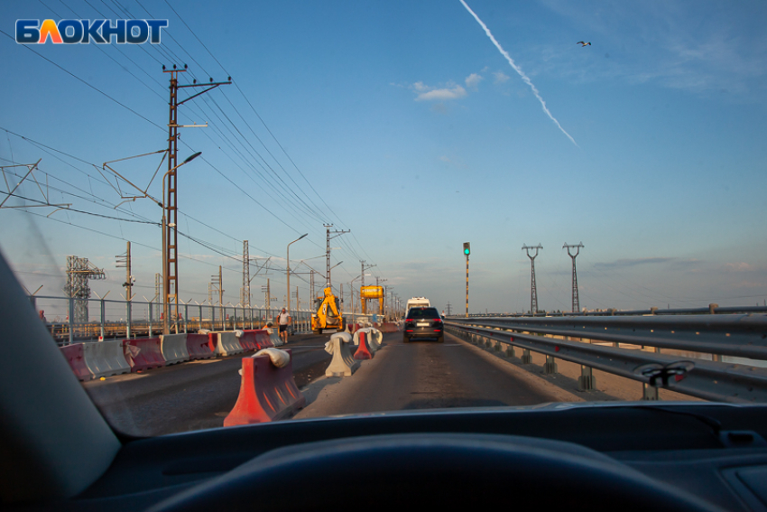 На повороте к Волгоградскому мосту образовалась пробка