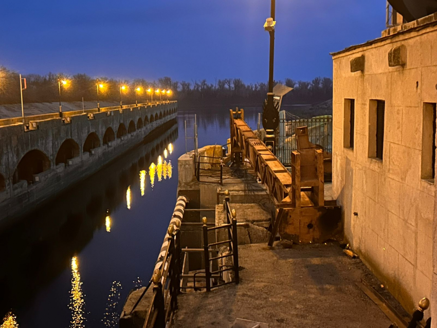 Слесарь госпитализирован с тяжелыми травмами после падения шлюзах Волго-Донского канала