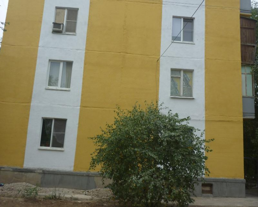 В Волжском завершили капремонт фасада дома на улице Советской