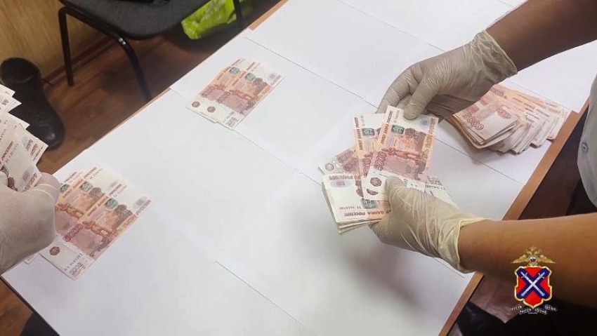 Фальшивомонетчика из Казахстана поймали в Волгограде: 1,3 миллиона поддельных купюр изъято