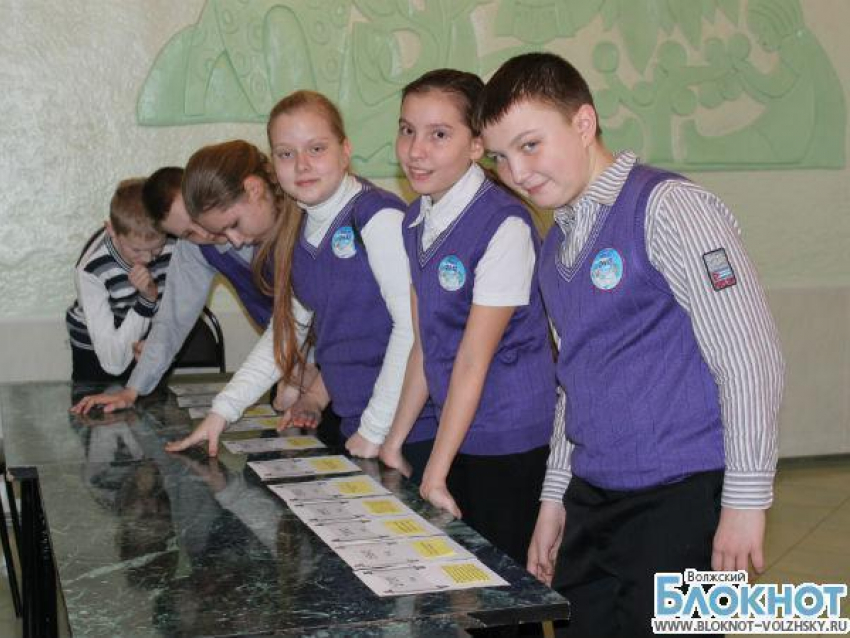 Школьники Волжского вспоминали важные даты и рисовали герб
