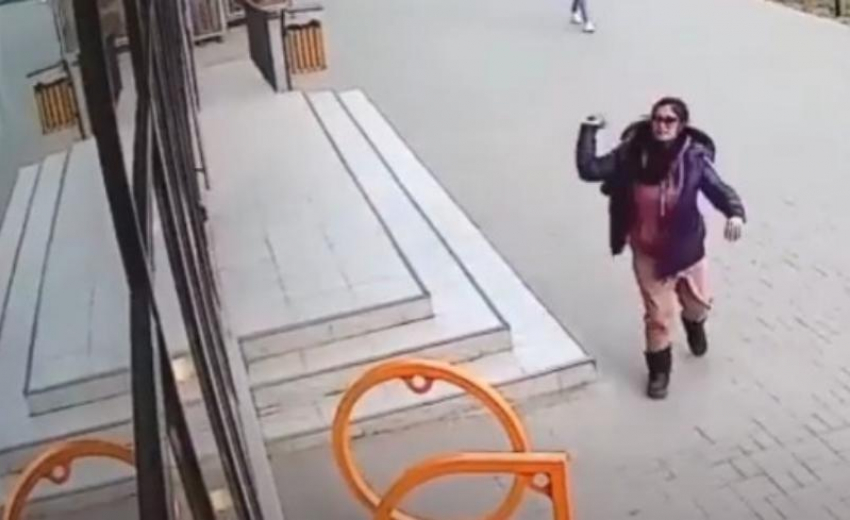 Девушка разбила стекла и устроила дебош в магазине Волжского с криками ненависти: видео