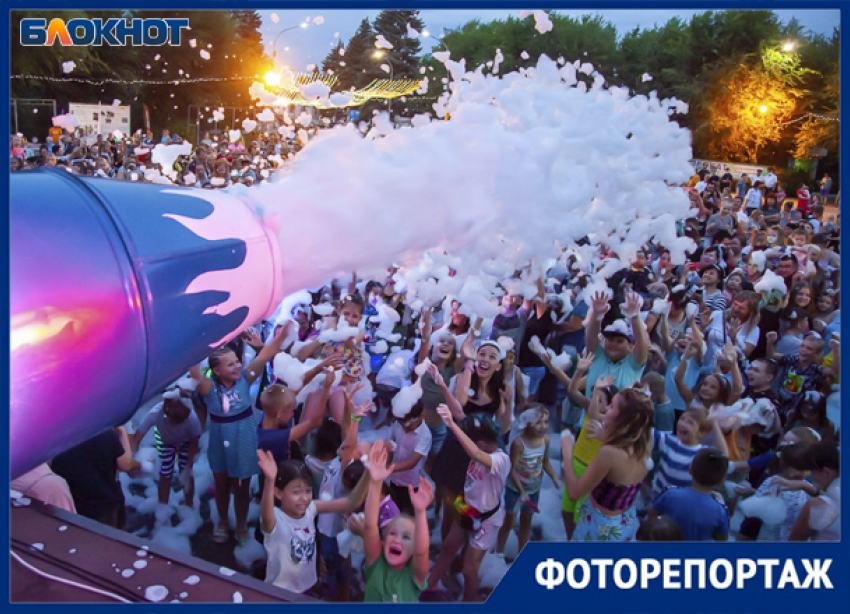 Пенная вечеринка и показ мод: фото субботних празднований Дня города в Волжском