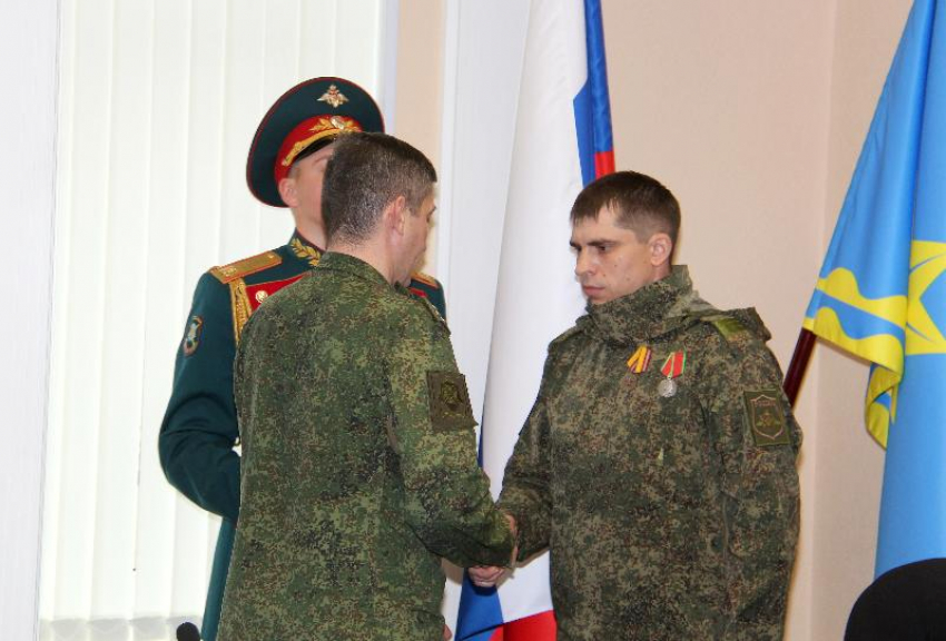 В Волжском артиллериста наградили медалью Суворова