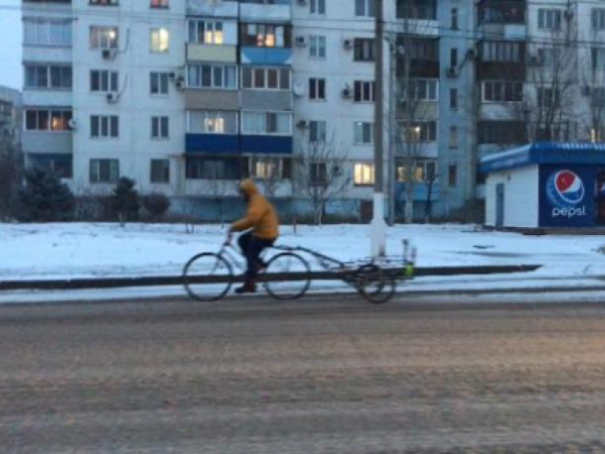 "Дерзкий» снегопад не сломил дедулю из Волжского