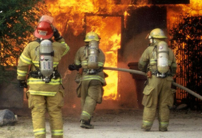 Под Волгоградом дачники случайно спалили пять хозпостроек и две машины